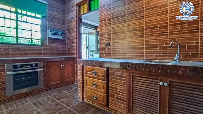 *****ทาวน์โฮมมือสองย่านนนทบุรี ม.ลูกกอล์ฟ พรีเมี่ยม ติวานนท์-ปากเกร็ด #หลังมุม เนื้อที่กว้างขวางสุดๆ ถึง 46 ตร.ว. ฟังก์ชัน 3 ห้องนอน 3 ห้องน้ำ 3 ที่จอดรถ ตกแต่งบ้านด้วยวัสดุอย่างดี พร้อมของแถมเพียบ! บนทำเลคุณภาพ ใกล้รถไฟฟ้าสายสีชมพู "สถานีแยกปากเกร็ด" และทางด่วน "ศรีรัช"